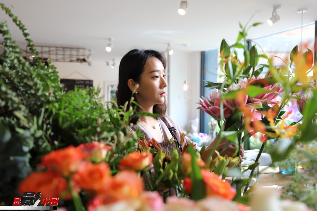 每天和花打交道是一個幸福的職業(yè)，但同時也充滿壓力和挑戰(zhàn)，“花在呈現(xiàn)給客人的那一瞬間是美好的，但前面的每一個步驟都是很辛苦的。”王黎媛說，花藝是最原始的手工藝產(chǎn)品，沒有辦法機(jī)械化、流程化和規(guī)模化，必須要用雙手一點點地賦予其生命和美感。圖為王黎媛在挑選制作花束的鮮花。新華網(wǎng) 周亞平/攝 念新洪/文
